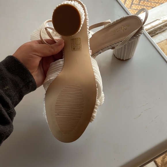 White heels - Picture 3 of 3